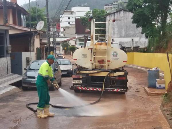 Prefeitura de Marechal Floriano lava as ruas enlameadas 03