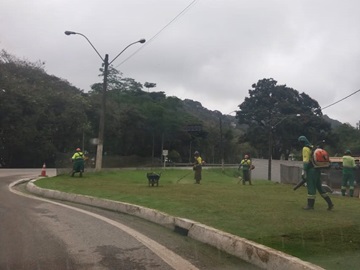 Prefeitura de Marechal Floriano realiza manutenção de gramado