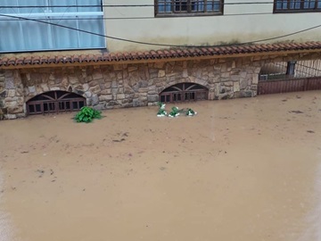 Quatro pessoas são soterradas em Santa Leopoldina e bombeiros trabalham no resgate