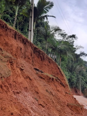 Queda de barreira amea&ccedil;a poste de concreto com cabos el&eacute;tricos em Marechal Floriano