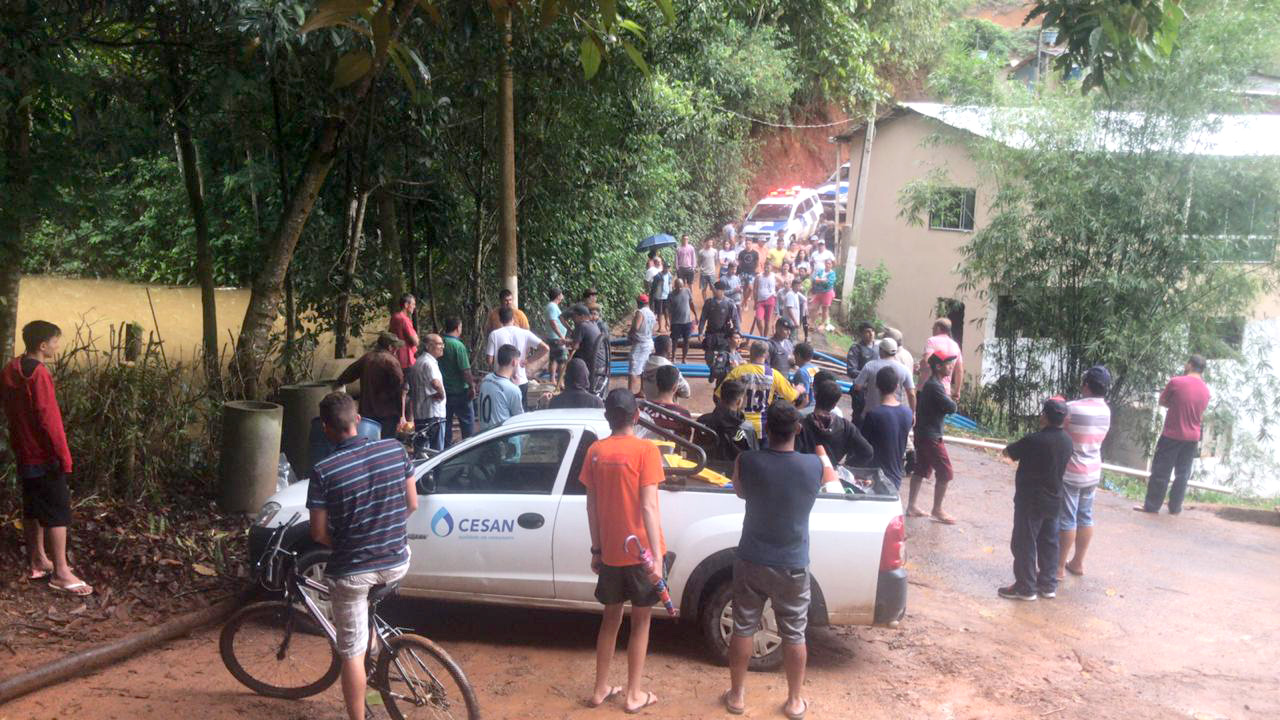 Represa com canos