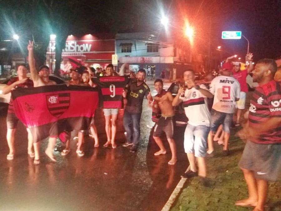 Torcedores do Flamengo de Marechal Floriano comemoram sob chuva intensa 04