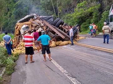 Acidente entre três caminhões deixa uma vítima fatal e interdita a BR 262