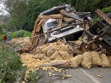 Acidente entre três caminhões deixa uma vítima fatal e interdita a BR 262 2