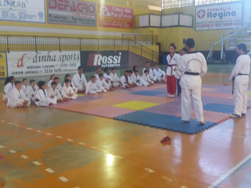 Alunos de taekwondo participam com os pais nos exames de faixa em Marechal Floriano 2