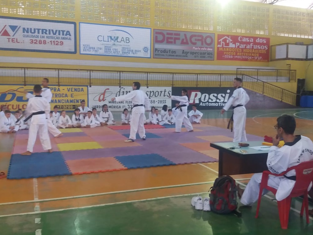 Alunos de taekwondo participam com os pais nos exames de faixa em Marechal Floriano 3