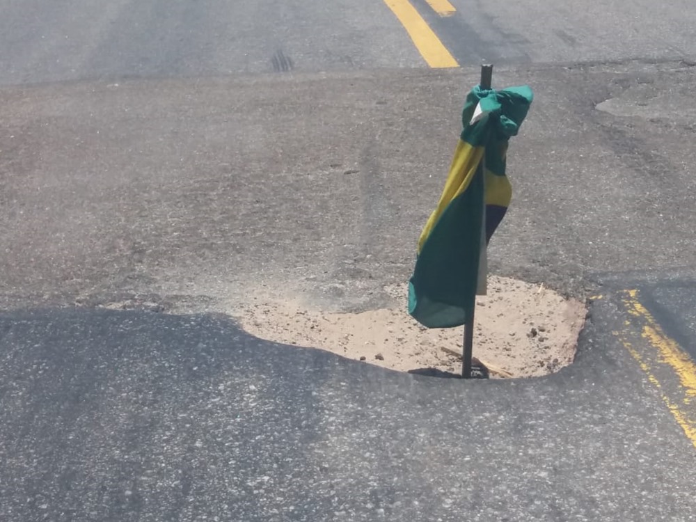 Bandeira do Brasil amanhece fincada em buraco na BR 262 em Marechal Floriano 2