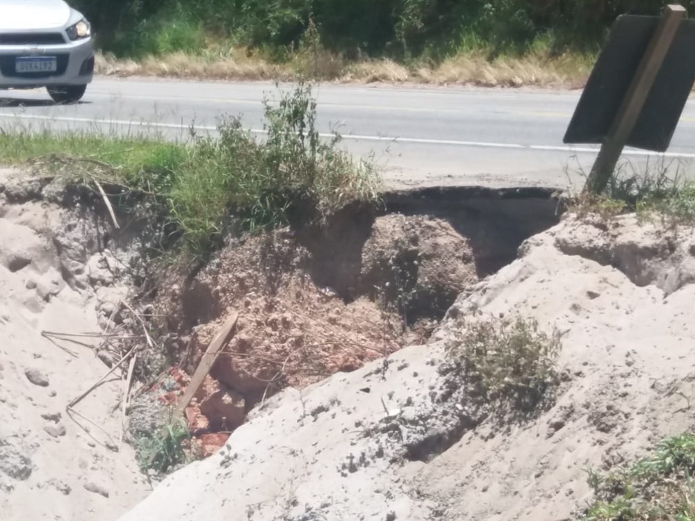 Bandeira do Brasil amanhece fincada em buraco na BR 262 em Marechal Floriano 3