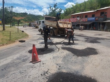 Buracos no piso do Trevo de Paraju em Marechal Floriano come&ccedil;am a ser cobertos