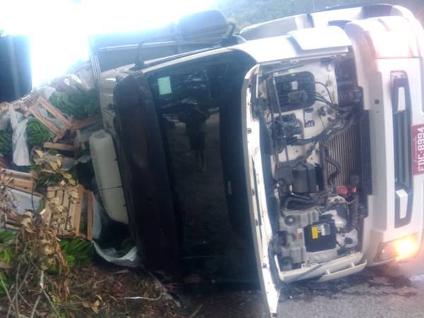 Caminhao carregado de bananas tomba no trevo de Afonso Claudio 03