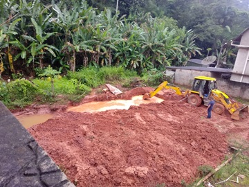 Chuvas intensas abrem buraco em quintal de morador de Domingos Martins