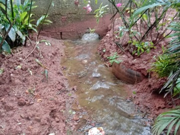 Chuvas intensas abrem buraco em quintal de morador de Domingos Martins 2