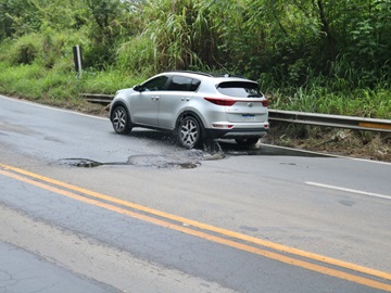 Crateras entre os quil&ocirc;metros 33 e 34 na BR 262 causam acidentes