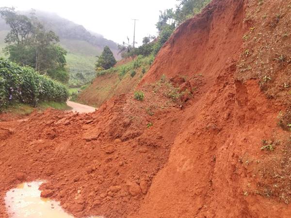 Forte temporal em Marechal Floriano provoca queda de barreiras e arvores em estrada 03