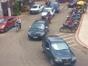 Grande movimenta&ccedil;&atilde;o de ve&iacute;culos causa engarrafamento em ruas do Centro de Marechal Floriano