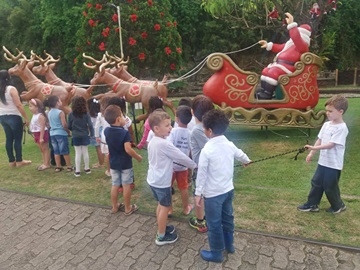 Grupo de crian&ccedil;as visita o Papai Noel em Marechal Floriano