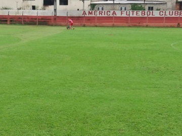 Manutenção do Campo do América após chuvas intensas prepara o gramado para atividades