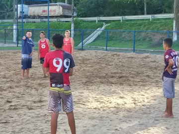 Meninos e meninas desportistas ocupam campinhos de areia em Marechal Floriano 2