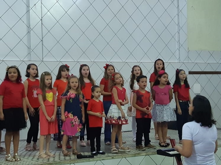 Multid&atilde;o invade igreja e Centro Comunit&aacute;rio e participa da Cantata de Natal de Marechal Floriano 2