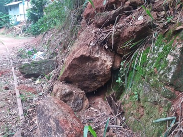 Pedras e barreira que ameaçam queda na linha férrea preocupam moradores de Marechal Floriano