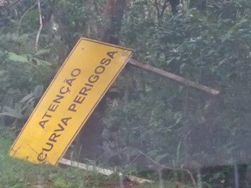 Perigo na via que liga a Estrada Velha de Domingos Martins à BR 262 2