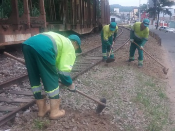 Prefeitura realiza limpeza na linha f&eacute;rrea nesta v&eacute;spera do Natal em Marechal Floriano