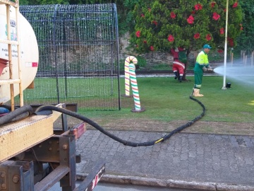 Prefeitura realiza manutenção de gramados onde é realizada a montagem natalina de Marechal Floriano