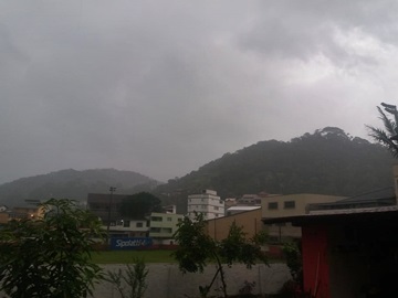 Temporal com rajadas de ventos precedidas de raios e trovões em Marechal Floriano