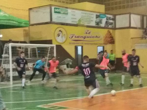Times de futsal Esquadrao da primeira divisao e B Tres da segundona comemoram as vitorias 05