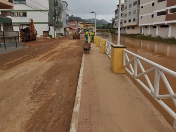 &Aacute;guas baixam de n&iacute;vel no Bra&ccedil;o Sul em Marechal Floriano e prefeitura inicia a limpeza da cidade