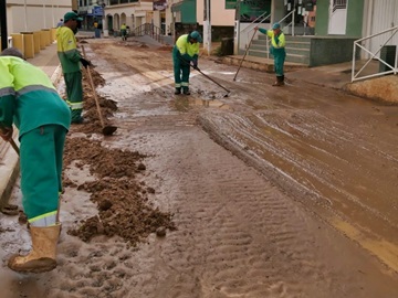 &Aacute;guas baixam de n&iacute;vel no Bra&ccedil;o Sul em Marechal Floriano e prefeitura inicia a limpeza da cidade2