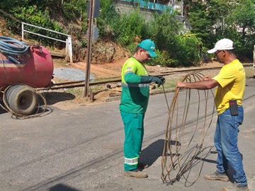 Desentupidas as tubula&ccedil;&otilde;es de esgotos no Bairro Po&ccedil;o Fundo 2