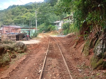 Equipe com maquinário especial desobstrui via férrea em Marechal Floriano