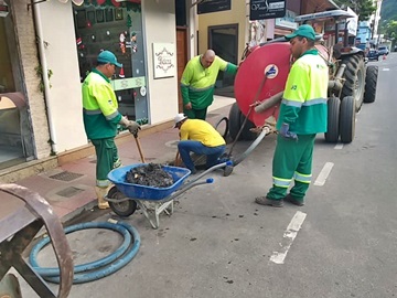 Equipes da municipalidade desentopem esgotos pluviais em Marechal Floriano