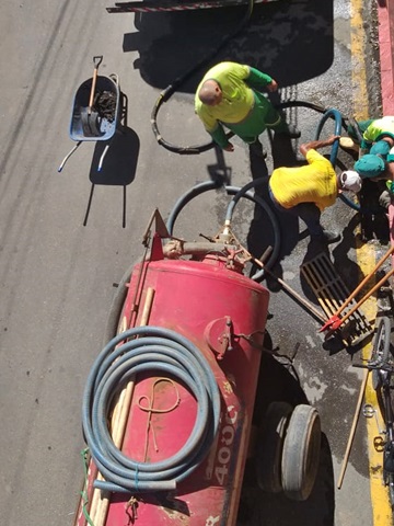 Equipes da municipalidade desentopem esgotos pluviais em Marechal Floriano 3
