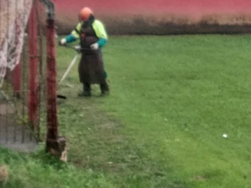 Gramado do campo do Am&eacute;rica de Marechal Floriano &eacute; aparado por funcion&aacute;rios da Prefeitura