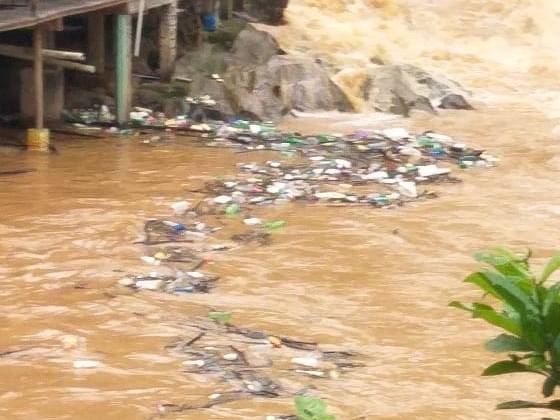 Moradores de Marechal Floriano ainda descartam lixo no leito do Braço Sul do Rio Jucu 2