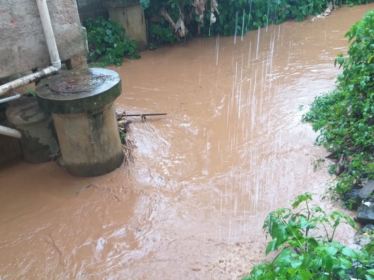 No terceiro dia de temporais as &aacute;guas invadem quintais e campo de futebol em Marechal Floriano 2