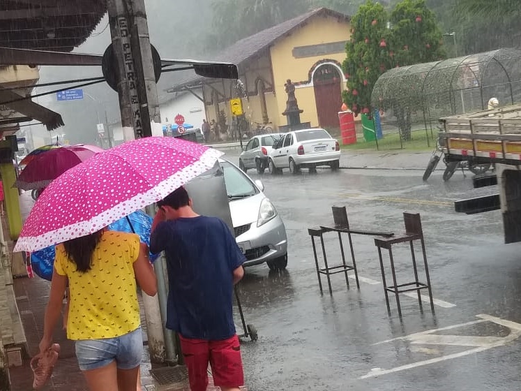 No terceiro dia de temporais as &aacute;guas invadem quintais e campo de futebol em Marechal Floriano 3