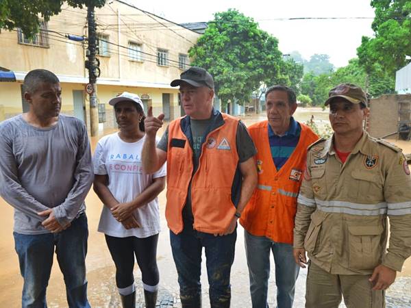 Plantacoes casas e comercios sao inundados por Rio Jucu em Domingos Martins 02