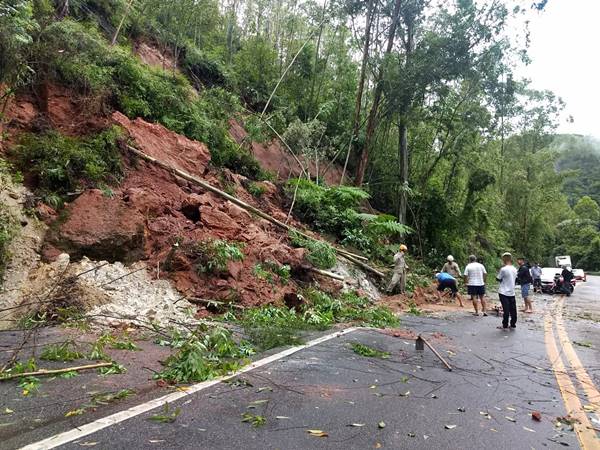 Quedas de barrancos interditam rodovias federais no Espirito Santo 02