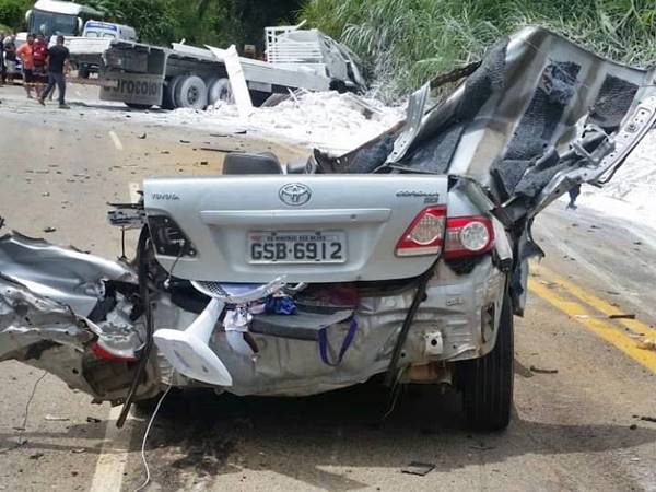 Uma pessoa morre e tres ficam feridas em batida entre caminhao e dois veiculos de passeio 03