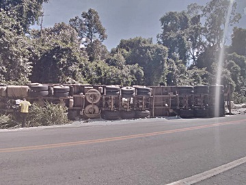 Acidente com carreta carregada de ureia na BR 262 em Marechal Floriano