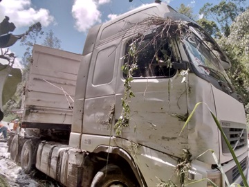 Acidente com carreta carregada de ureia na BR 262 em Marechal Floriano 3