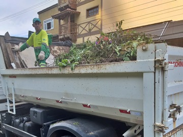 Caminhão recolhe restos de entulhos em Marechal Floriano