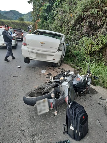 Carro colide com motocicleta na Rodovia BR 262 em Domingos Martins e provoca ferimentos graves