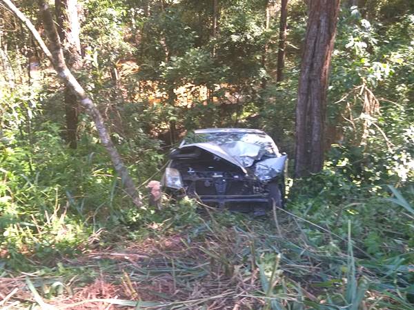 Carro de passeio tomba e deixa quatro pessoas feridas em Marechal Floriano 02
