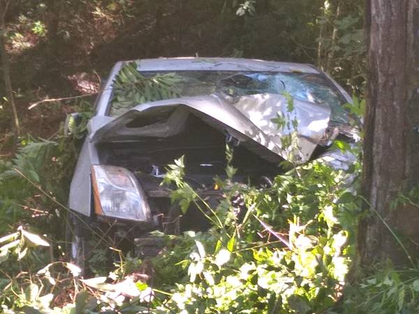 Carro de passeio tomba e deixa quatro pessoas feridas em Marechal Floriano 03