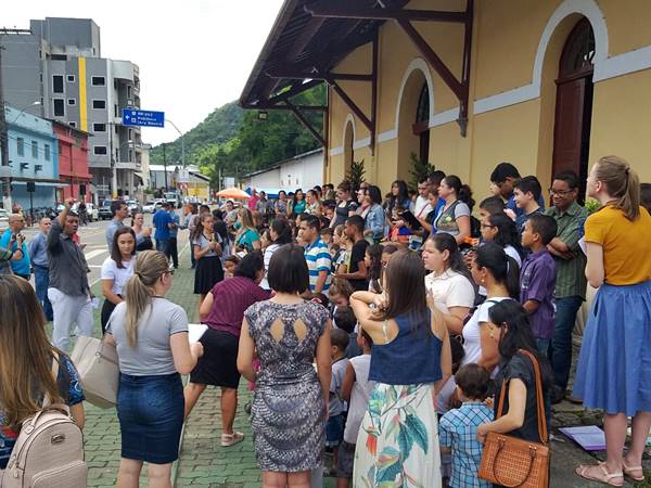Crianças da Igreja Maranata cantam e oram na estacao ferroviaria em Marechal Floriano no Projeto Aprendiz Junior 02