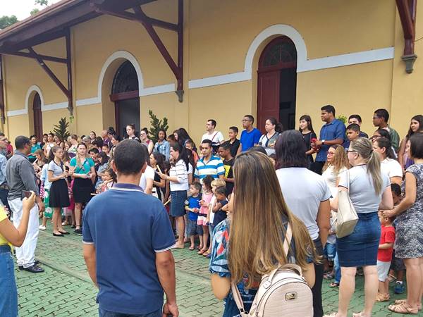 Crianças da Igreja Maranata cantam e oram na estacao ferroviaria em Marechal Floriano no Projeto Aprendiz Junior 03